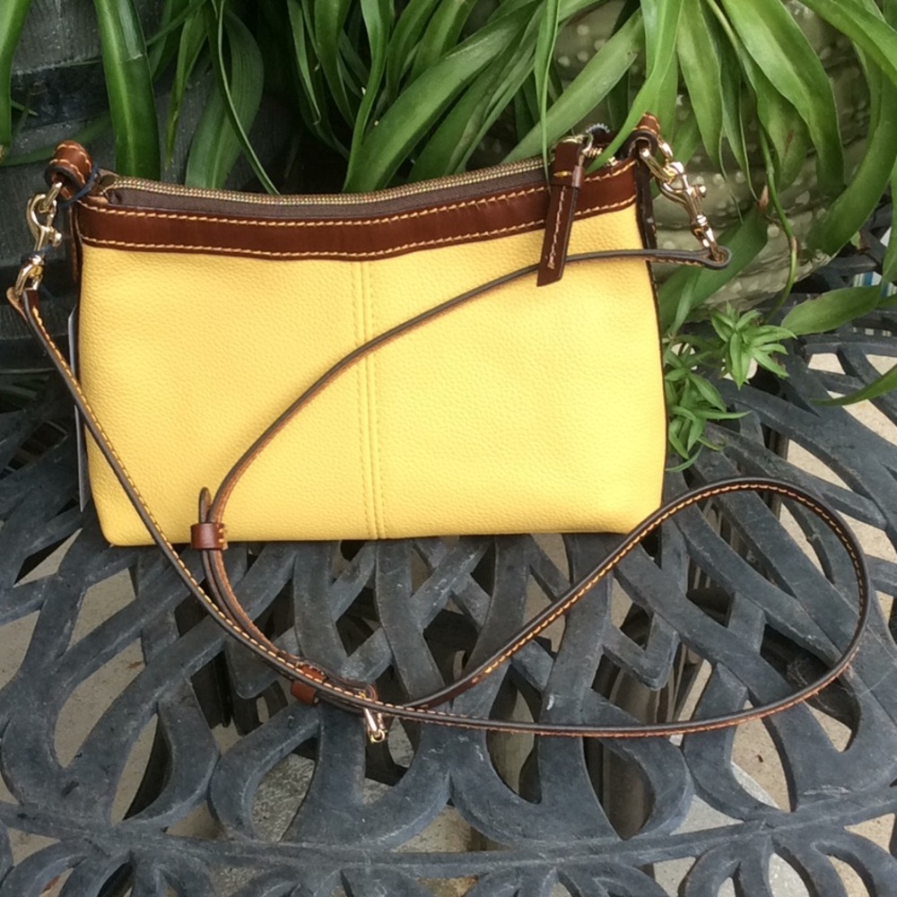DOONEY & BOURKE PEBBLE LEATHER HANDBAG       Used once
Too small for me - Picture 3 of 6